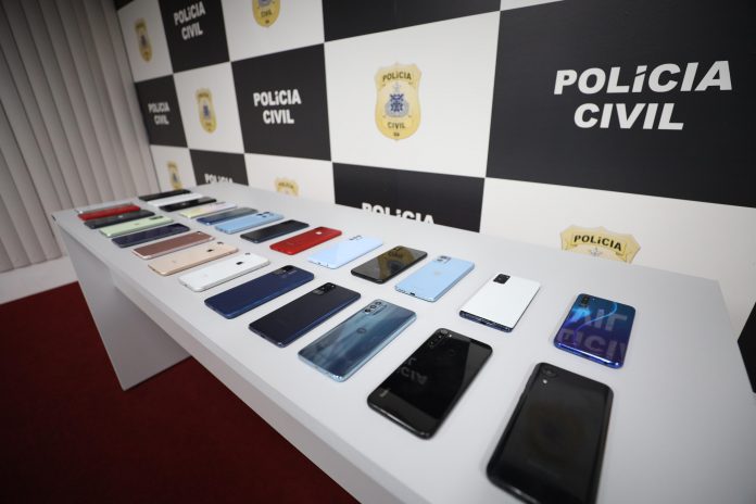 Polícia Civil devolve aos proprietários 23 celulares roubados em ônibus na capital