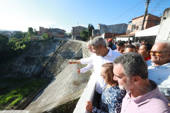 Estado entrega obras de contenções de encostas em Catu e assina ordens de serviço em saúde, esporte e para abastecimento de água