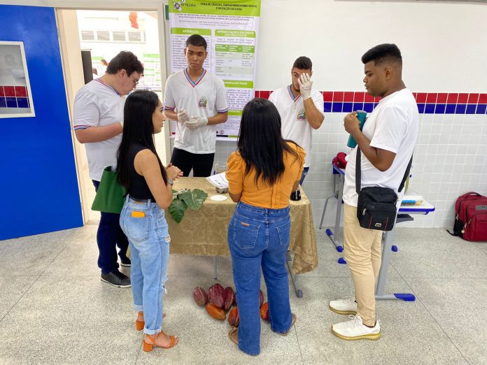Estudantes do Colégio Antônio Felipe Evangelista Neto, no Vale do Jiquiriçá, usam mel de cacau como herbicida