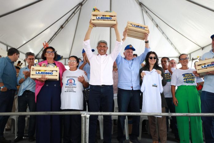 Em Lajedinho, governador entrega obras e visita memorial às vítimas do desastre natural de 2013