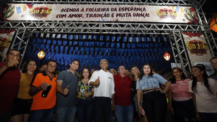 Piauiense Frank Aguiar se apresenta no São João da Bahia, em Planaltino, nesta segunda-feira (24)