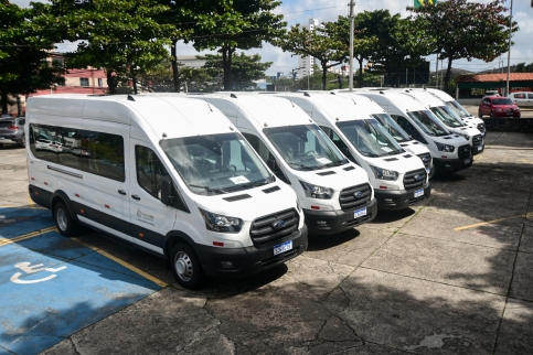 Governo do Estado entrega dez vans para atender estudantes nas aulas de campo da Uneb