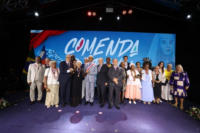 Em noite de homenagens, personalidades e instituições recebem a Medalha 2 de Julho