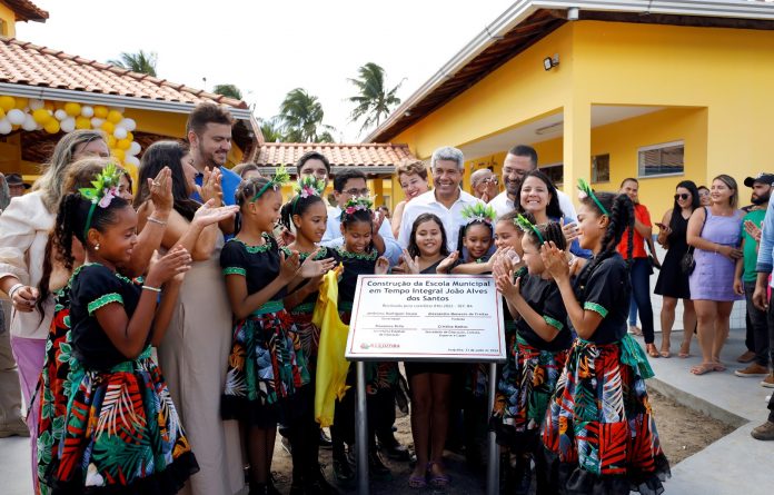 Em Acajutiba, governador entrega escolas mais modernas e equipadas para população