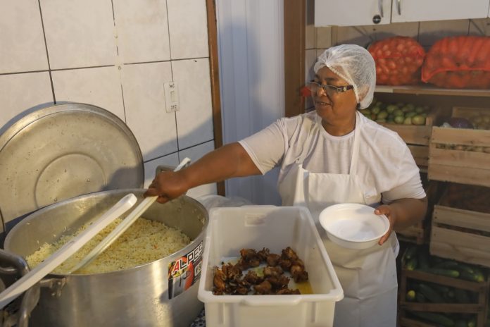 Bahia Sem Fome: cozinhas comunitárias começam entrega de refeições para população em vulnerabilidade social de 14 municípios