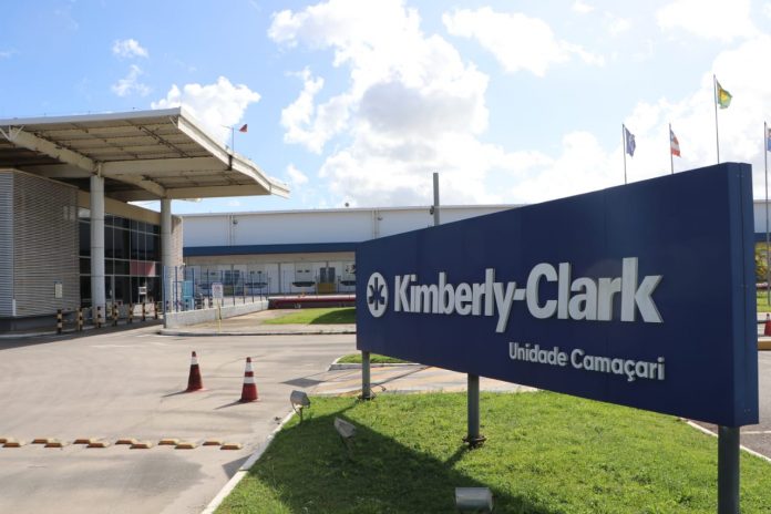 Comitiva da SDE faz visita técnica à Kimberly-Clark, que investiu R$ 400 milhões nos últimos 10 anos