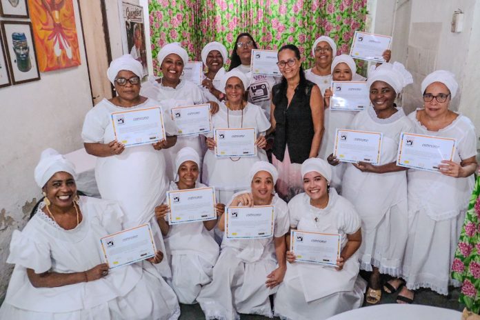 Mulheres de terreiro recebem certificação de curso de corte e costura com foco em roupas de santo