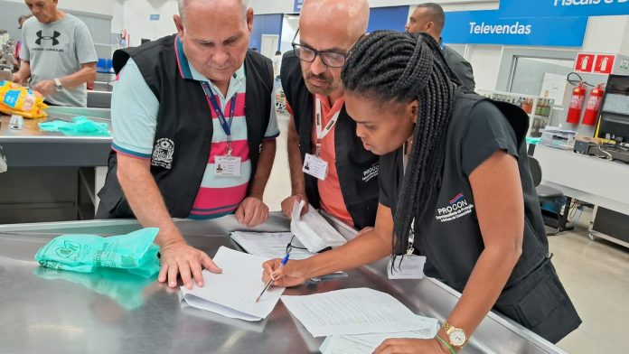 Procon autua oito atacadistas por descumprimento de Lei das sacolas plásticas