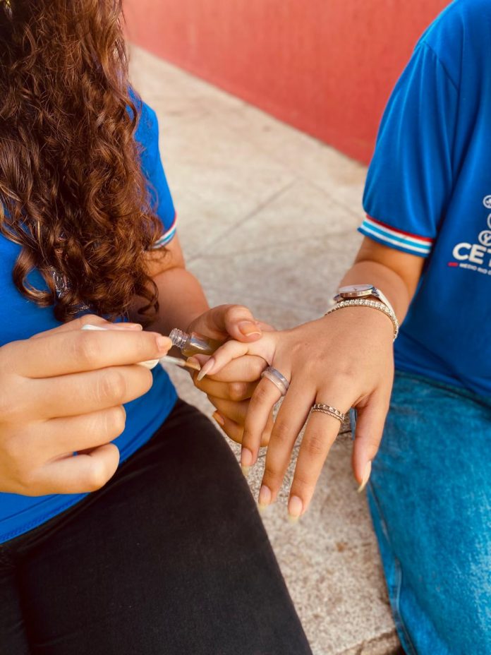 Estudantes usam ingredientes naturais para desenvolver esmalte para unhas