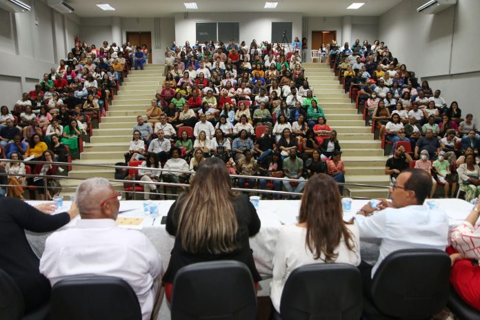 Em encontro com familiares de vítimas da explosão de fábrica de fogos, secretária anuncia ampliação de assistência à saúde