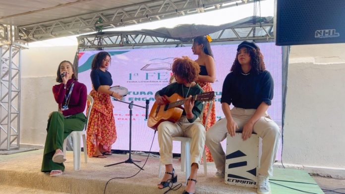 Estudantes da rede estadual marcam presença na 1ª Feira Literária e Gastronômica de Piatã