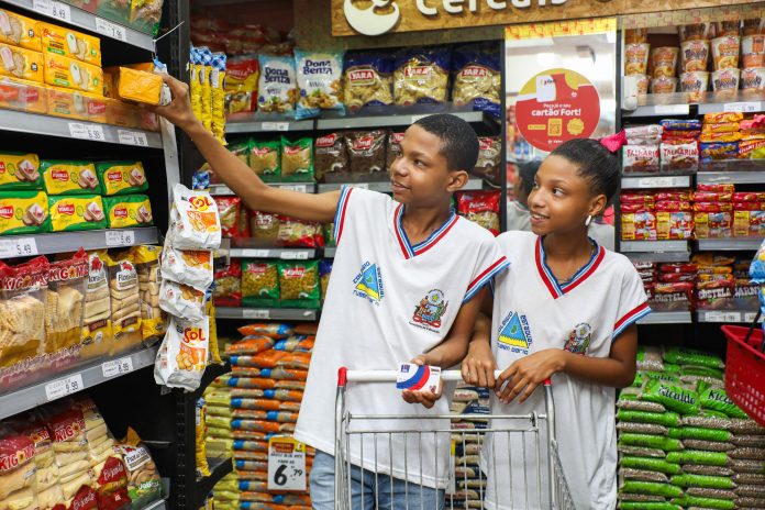 Famílias dos estudantes beneficiados já podem utilizar o novo crédito do Bolsa Presença