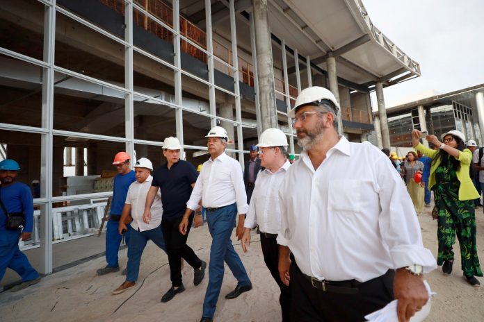 Governador autoriza construção de nova escola administrada pela Uefs e visita obras do novo Centro de Convenções