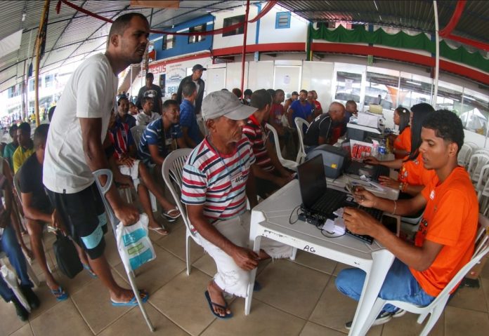 Feira Saúde Mais Perto leva serviços a distrito de Candeias e entrega ambulância à Fundação Dr. Jesus