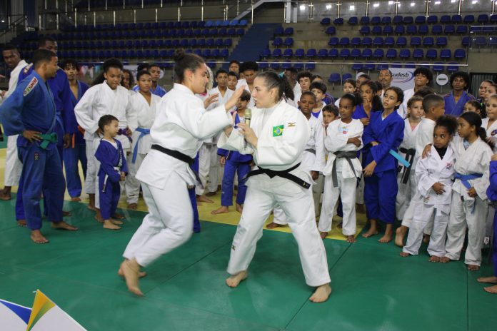 Ex-judoca olímpica realizou aulão para alunos de projetos sociais na Arena de Esportes no final de semana