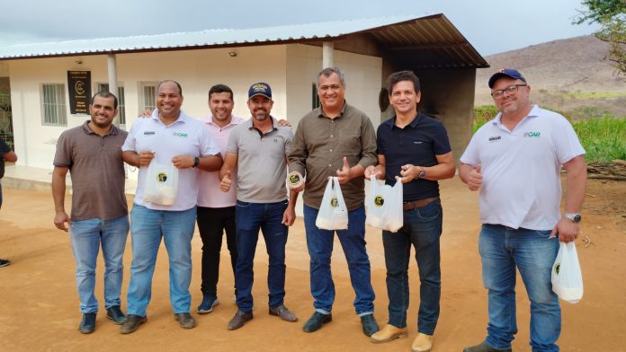 Agricultura familiar de Manoel Vitorino recebe equipamentos para apicultura e bovinocultura de leite