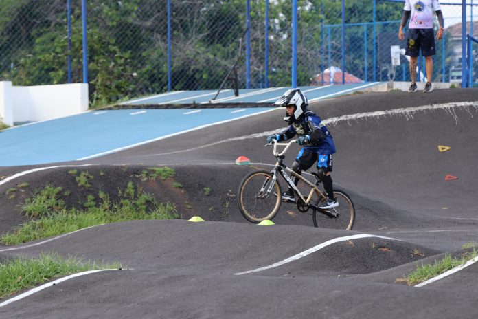 Copa Pedal de Bicicross reúne alunos do projeto social e atleta olímpica em Stella Maris