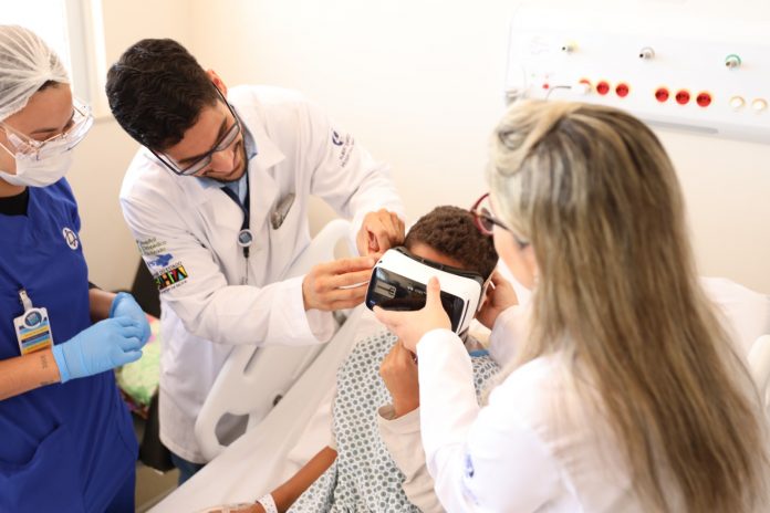 Pacientes do Hospital Ortopédico do Estado testam óculos de realidade virtual para auxiliar na reabilitação