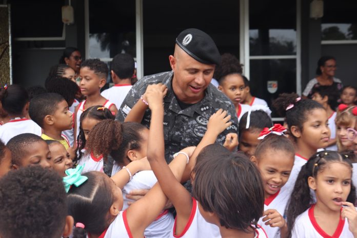 Batalhão de Polícia de Choque amplia aproximação com a sociedade e recebe visitas de estudantes