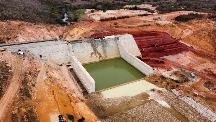 Avanço físico das obras da Barragem de Baraúnas/Vazante atinge 80%