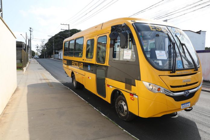 Em Camaçari, Governo do Estado beneficia estudantes de Vila de Abrantes com novo ônibus escolar