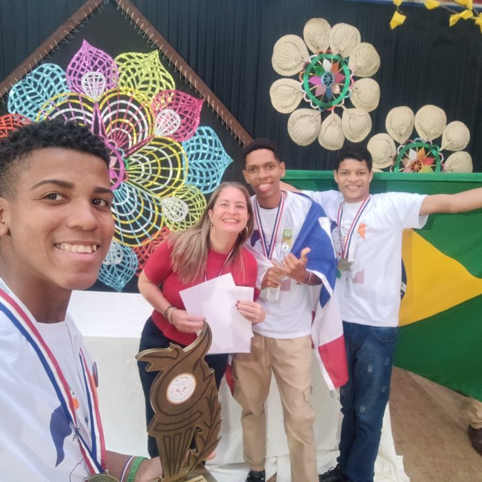 Feira de iniciação científica internacional premia estudantes da rede estadual