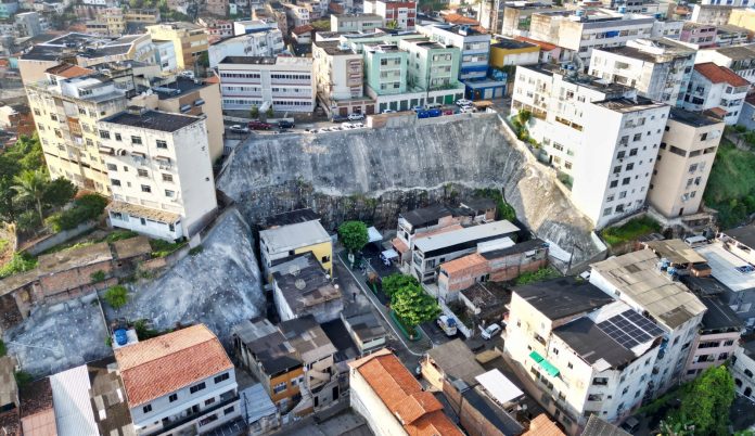 Governo do Estado entrega contenção de encosta e autoriza novas obras em Salvador