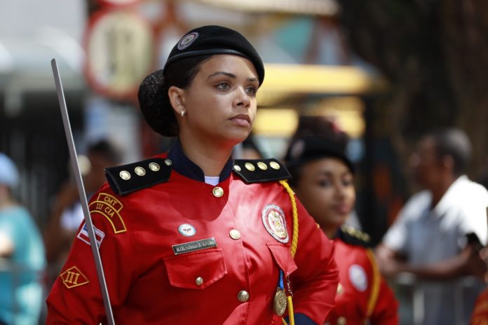 Desfile cívico de 7 de setembro é marcado por apresentação de fanfarras da rede estadual de ensino, policiais e bombeiros militares