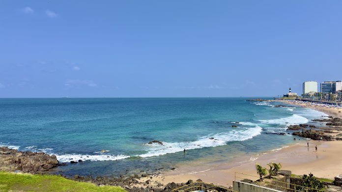 Sol no interior e chuvas no litoral; confira a previsão do tempo e a balneabilidade para o fim de semana