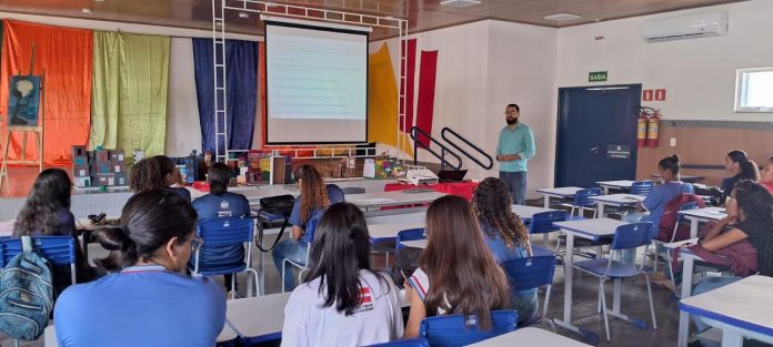 Rede estadual de ensino intensifica preparação de estudantes na reta final para o Enem