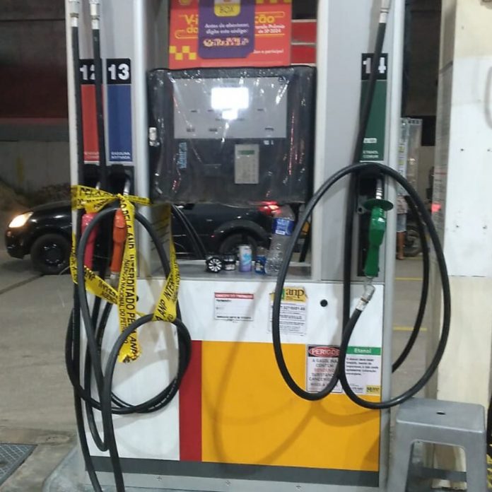 Posto Legal identifica gasolina adulterada em posto em Feira de Santana