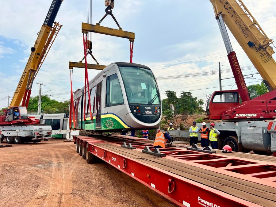 Trens do VLT de Salvador e RMS começam a ser transportados para procedimentos na fábrica em SP