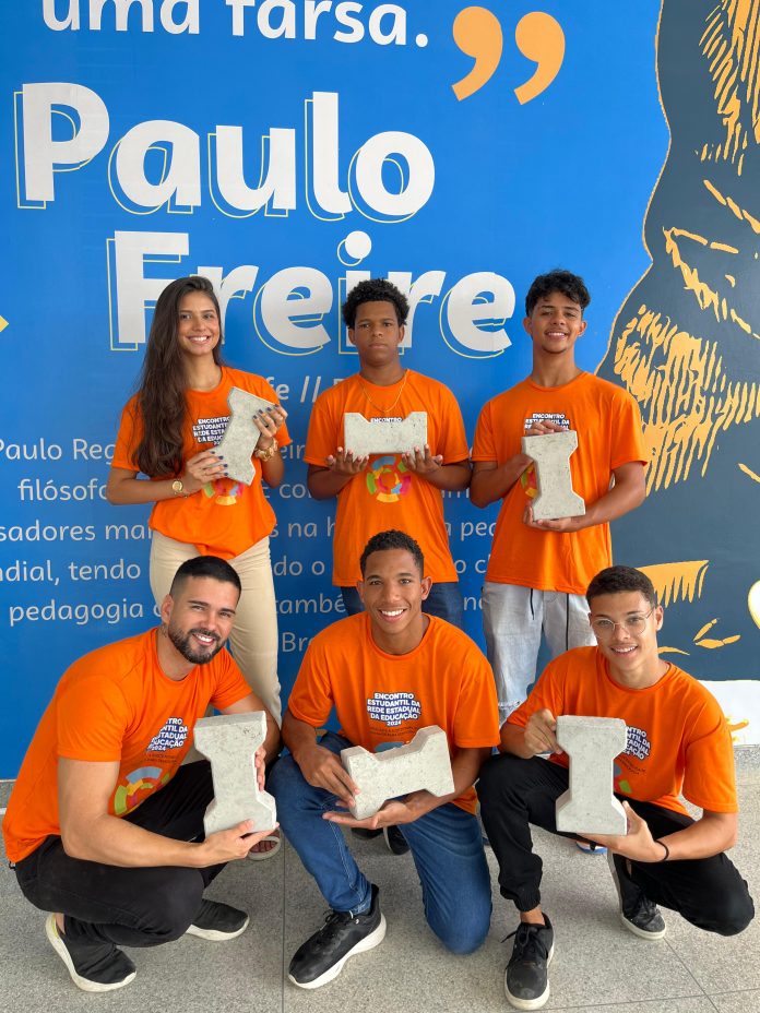 Estudantes de Serrinha usam papel descartado e fibra do coco para desenvolver biocimento