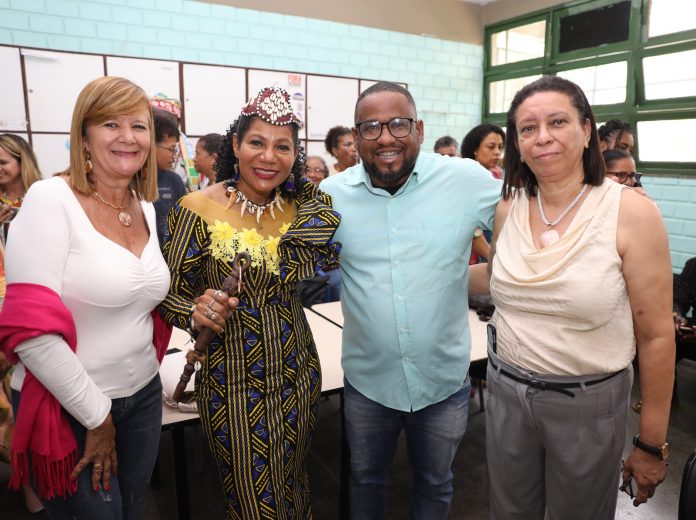 Rainha do Congo participa de encontro em colégio estadual, em Salvador