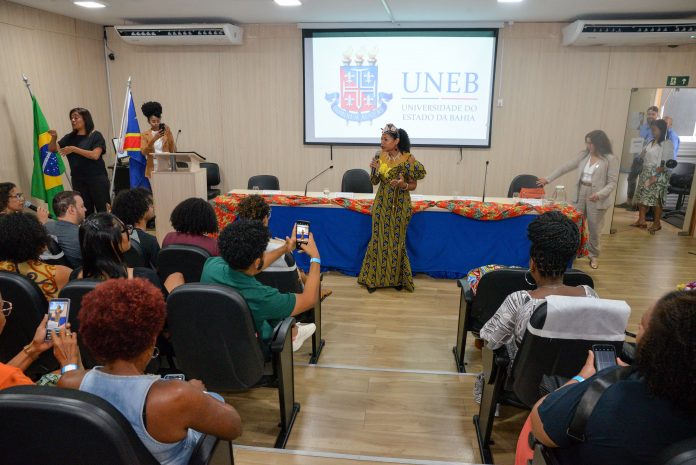 Rainha do Congo visita UNEB e emociona público com palestra sobre ancestralidade e herança africana