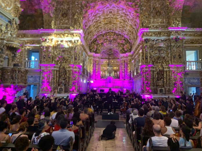 Turistas apreciam o concerto natalino da Osba no Centro Histórico de Salvador